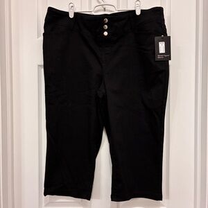 Rekucci Secret Figure Denim Pull-On Stretchy Black Capri Sz 18 NWT!